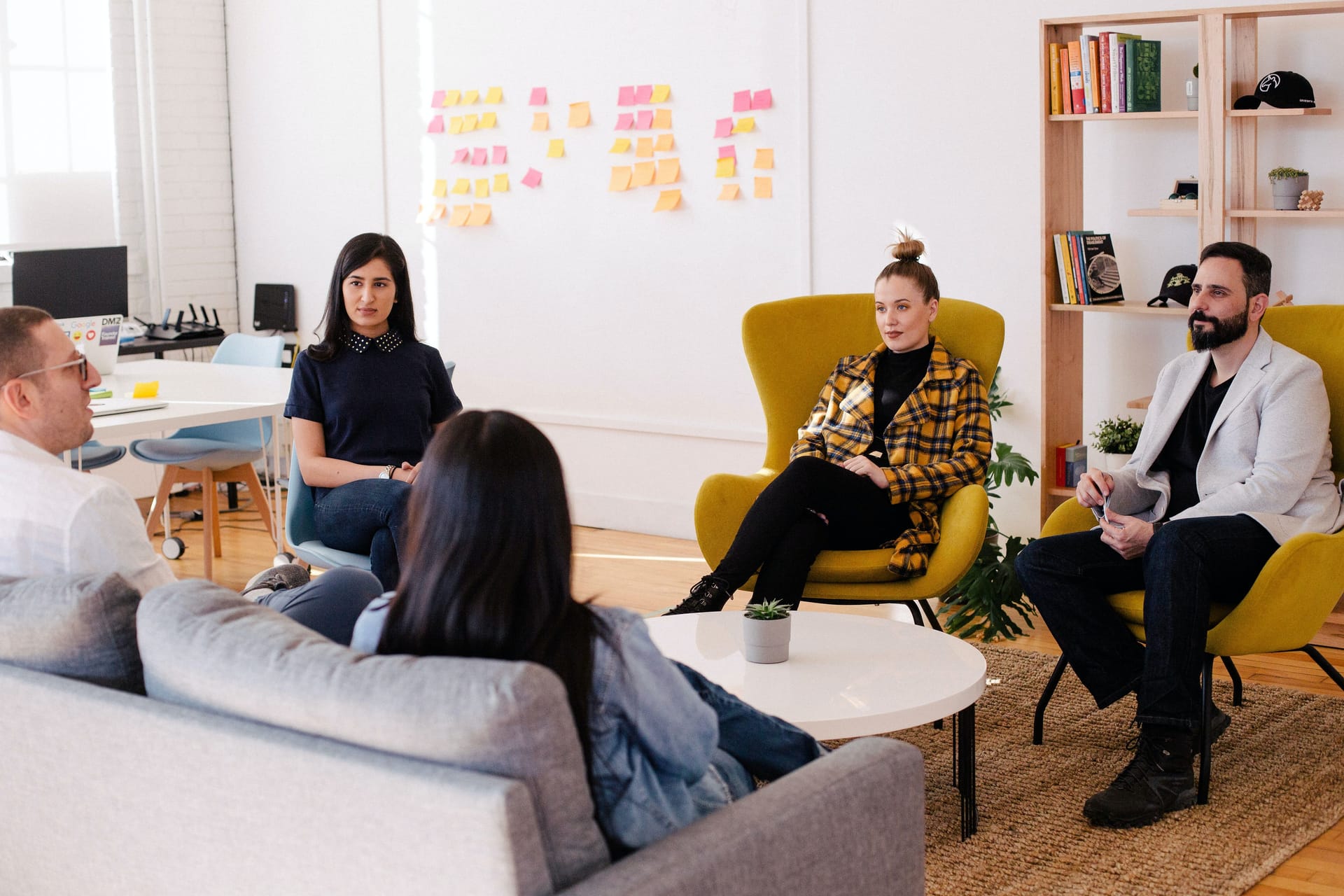 Equipe da Advisor.Tips organizando processos e estrutura de trabalho.