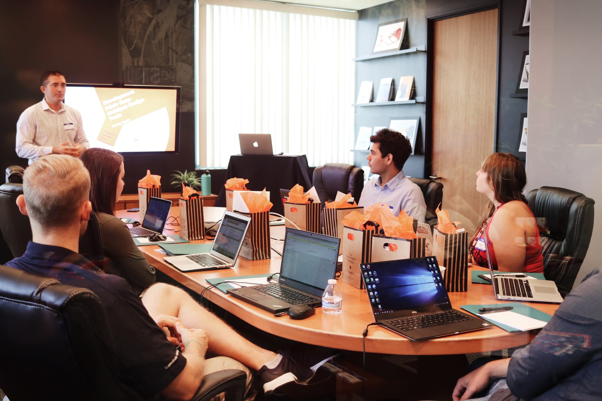 Sócios em reunião de trabalho com a Advisor.Tips.